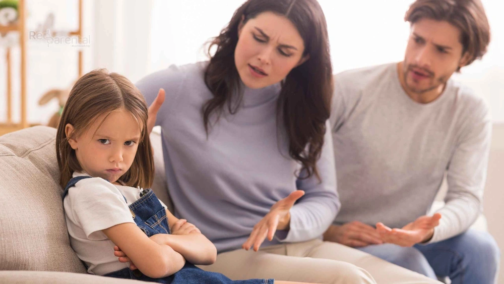 padre y madre hablan con niña malumorada en un espacio bien iluminado Mi hijo no me hace caso: por qué pasa y qué cambiar en cómo se lo pides red parental