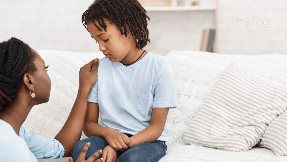 mujer habla con un niño abatido con la mano sobre su hombro rutinas y tareas planeadas Límites para niños de 6 a 9 años