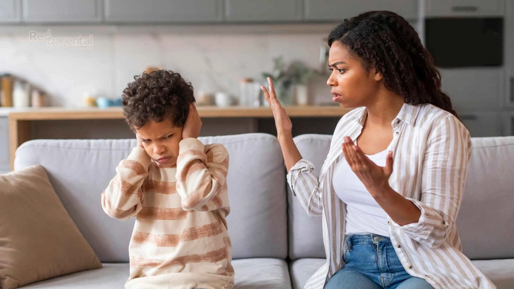 mujer habla con niño que se tapa los oídos en un espacio de casa Cuándo sí conviene consultar Mi hijo no me hace caso red parental