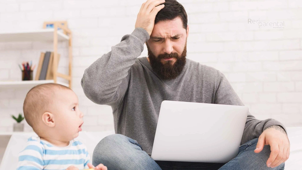 hombre mira un computador con cara de darse cuenta del error y un bebé a su lado lo mira con asombro Los cinco errores más comunes al empezar Qué es la crianza respetuosa red parental